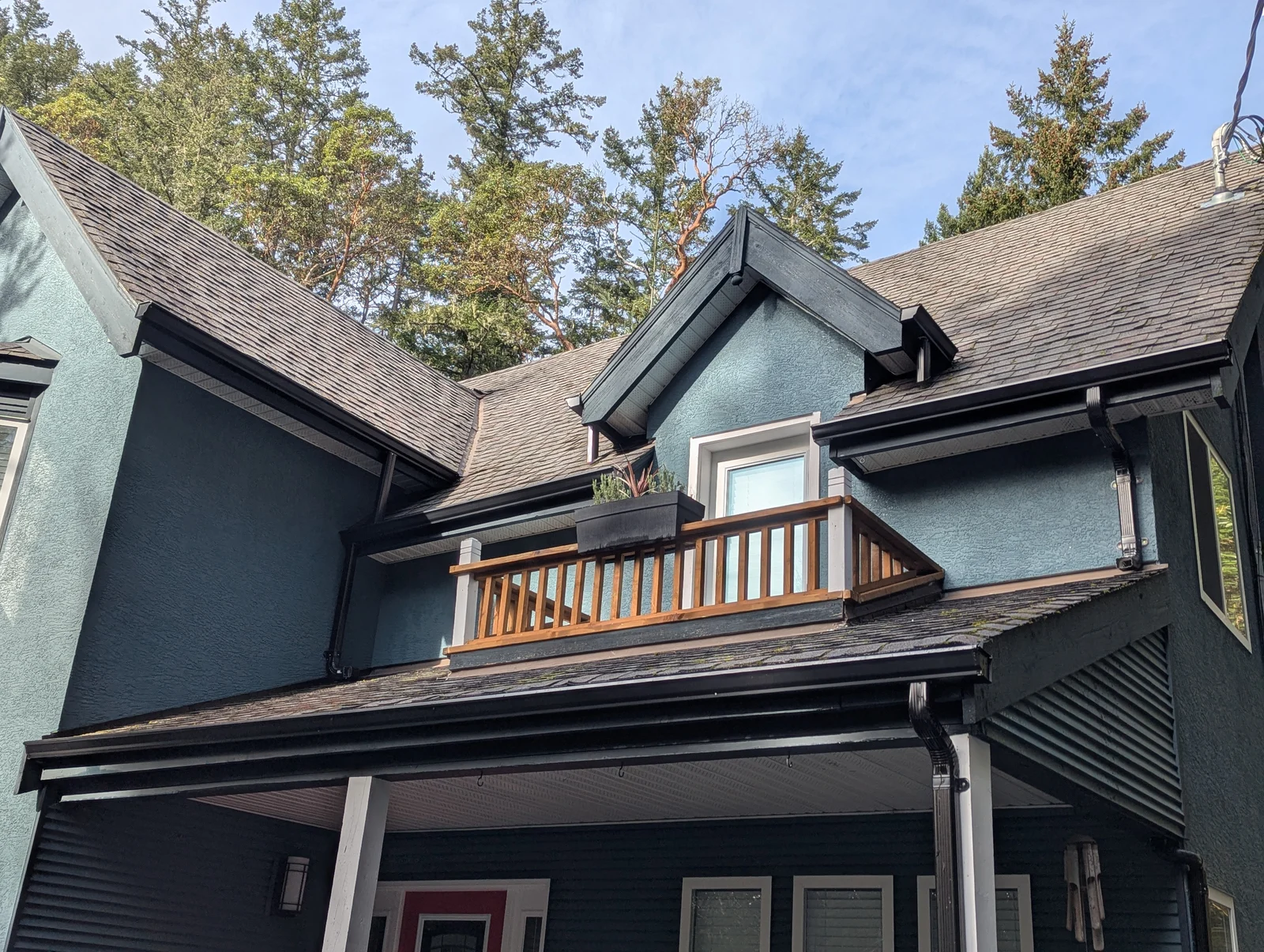 Blue house roof after cleaning by Oliveira Exterior Cleaning